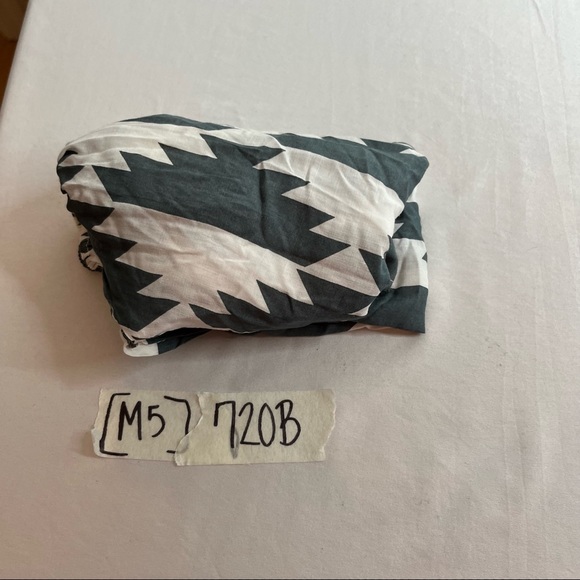 LJC Designs White And Grey Geometric Print Flutter Crop Top size Small - Picture 12 of 12